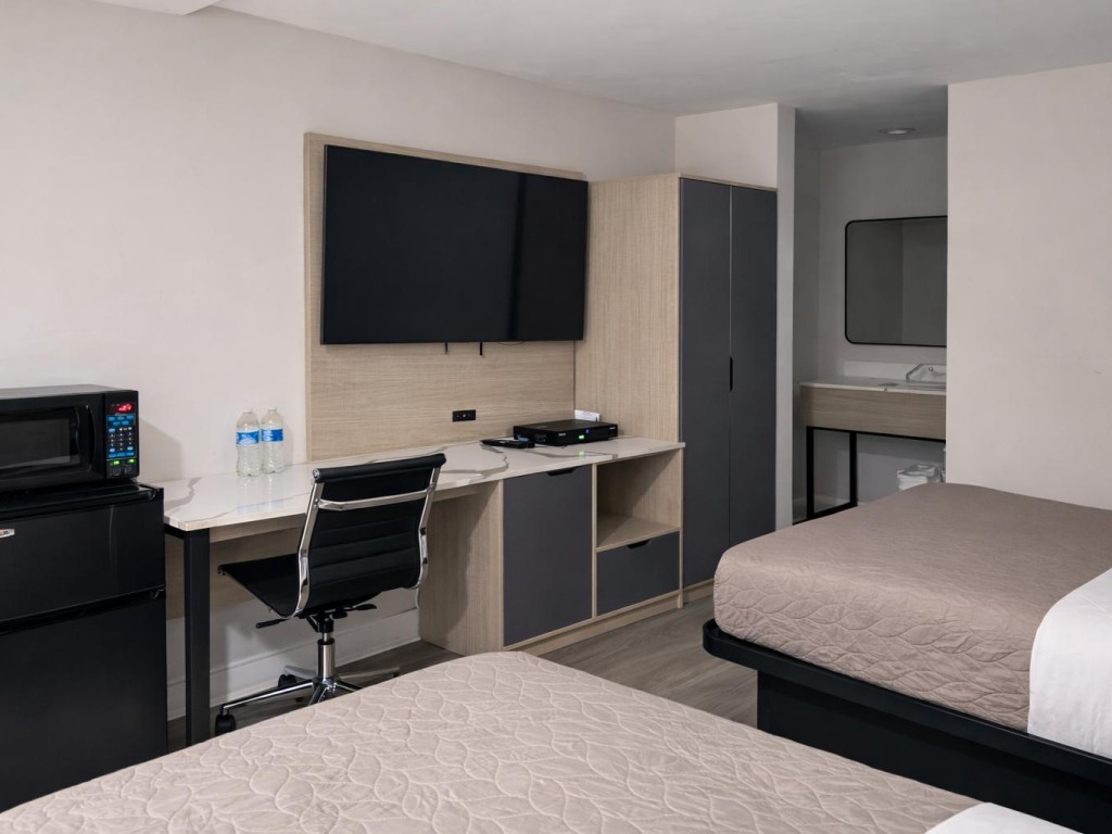 Double bed guest room at Fair Motel Upper Saddle River New Jersey